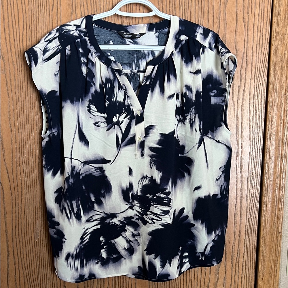 Simply Vera Women's Blue and Cream Sleeveless Top PXL